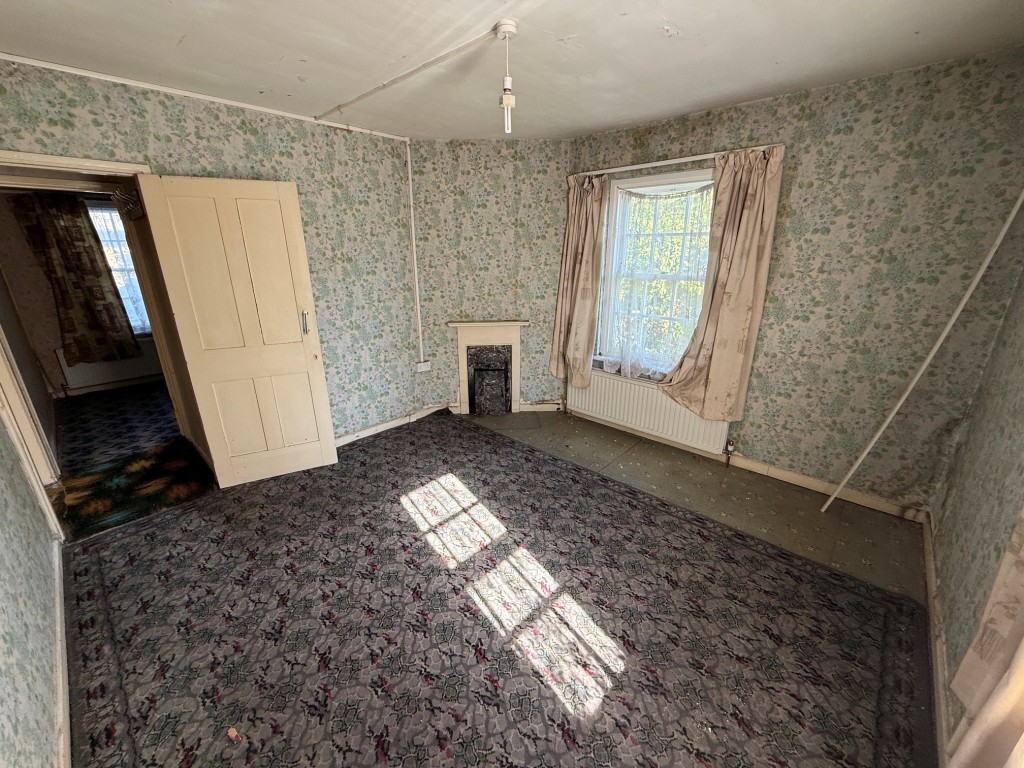 Lot: 210 - FLAT IN NEED OF REFURBISHMENT - Bedroom with dual aspect